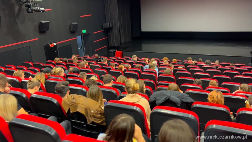 Publiczność w fotelach kina Światowid widziana od tyłu