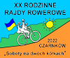 Trzy osoby na jednym rowerze z niebiesko-żółtą flagą podjeżdżają pod górkę na tle krzewów, nieba i słońca