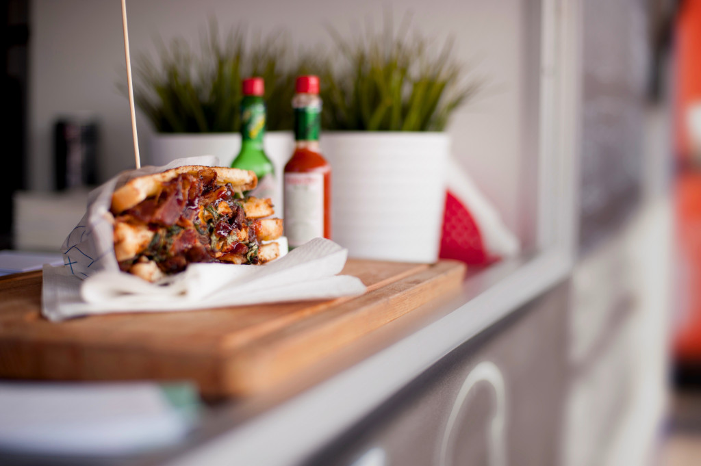 Lada food trucka z&nbsp;serwowanym daniem
