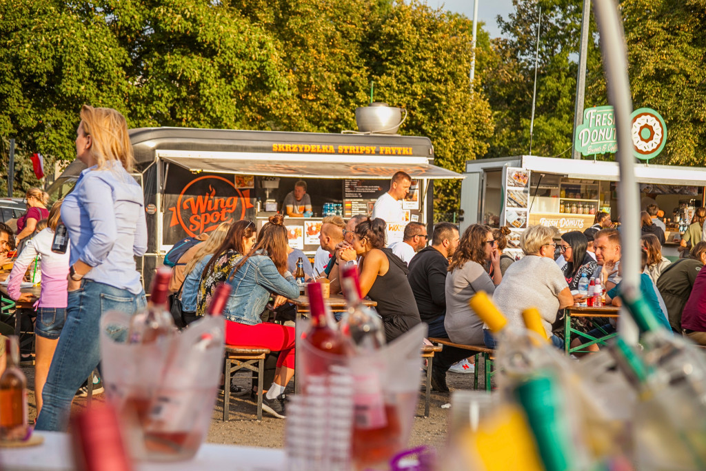 Ludzie czekający w&nbsp;kolejce do food track&oacute;w