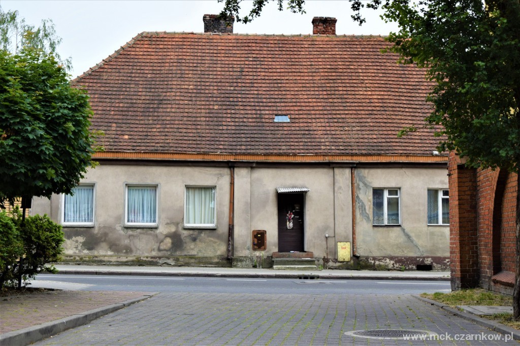 Parterowy budynek ze spadzistym dachem z&nbsp;dach&oacute;wki