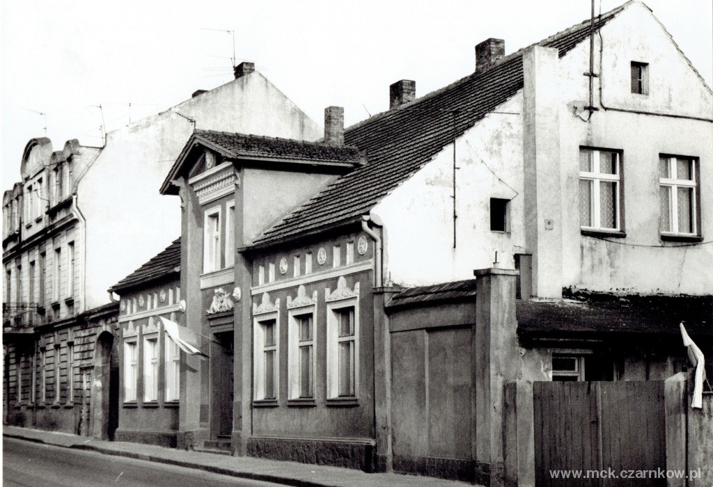 Dwie kamienice, piętrowa i&nbsp;dwupiętrowa