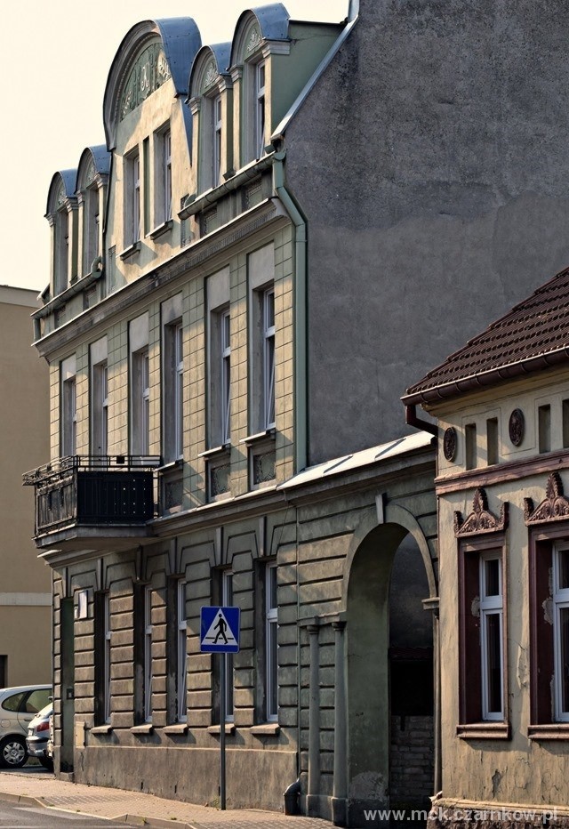 Dwupiętrowa kamienica z&nbsp;balkonem