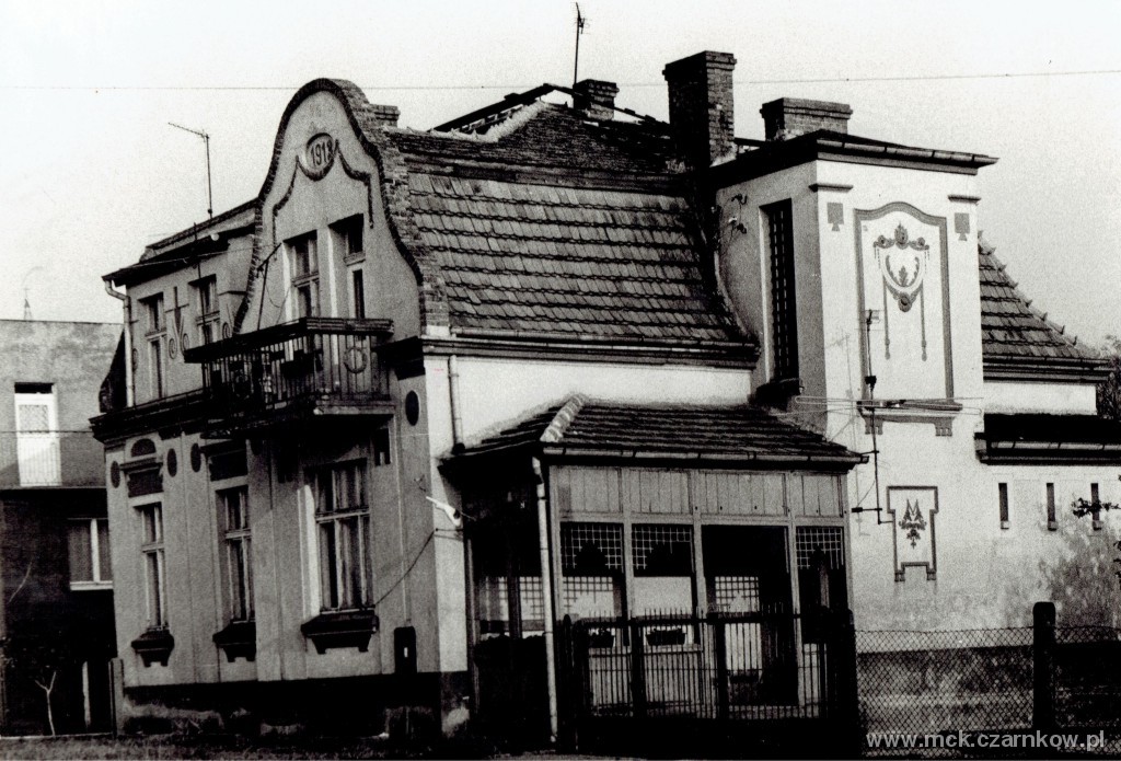 Piętrowy dom z&nbsp;balkonem