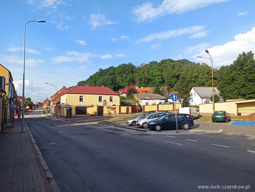 Ulice, kamienice i parking