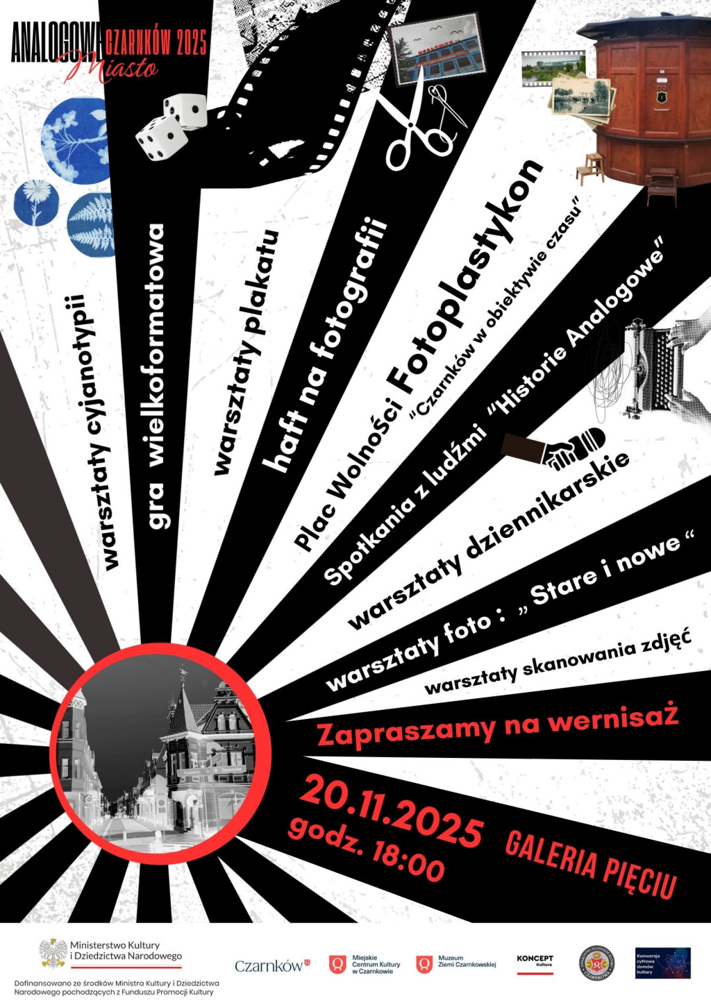 Koło z&nbsp;wpisaną negatywową fotografią budynk&oacute;w po obu stronach ulicy z&nbsp;promieniście odchodzącymi liniami, na&nbsp;kt&oacute;rych zapisane są działania związane z&nbsp;projektem i&nbsp;datą wernisażu