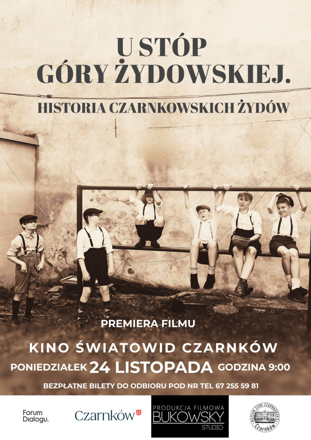 Treść plakatu na&nbsp;tle fotografii dzieci bawiących się przy trzepaku