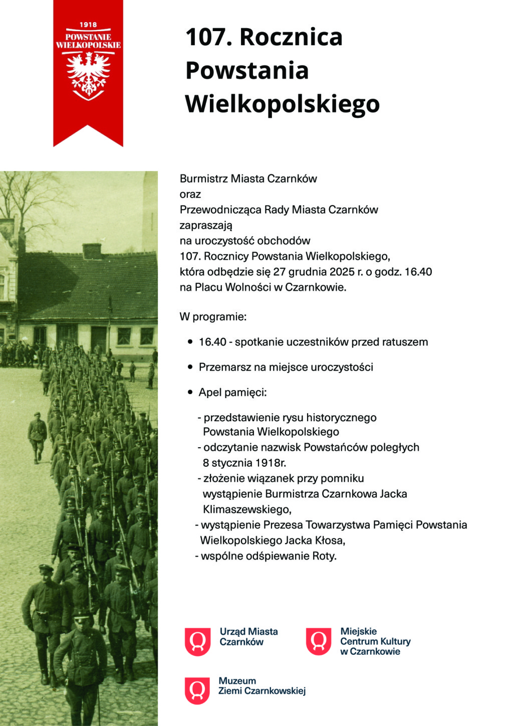 Treść plakatu opatrzona fotografią kolumny powstańc&oacute;w maszerujących brukowanym placem