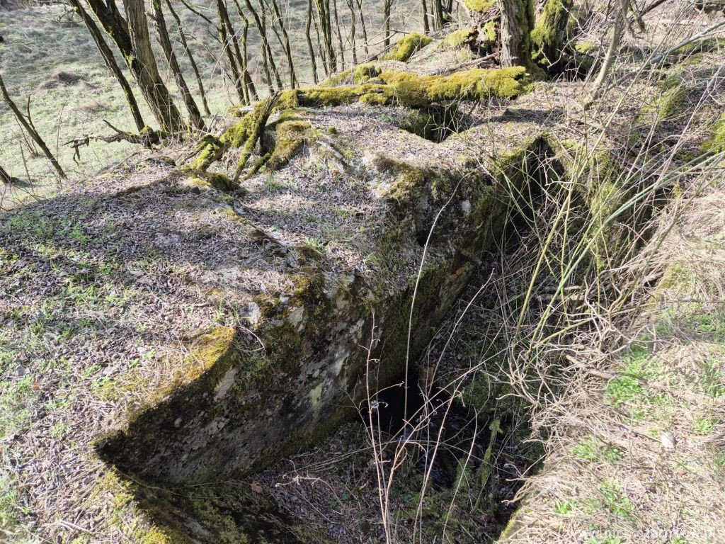Jedna z&nbsp;betonowych ścian o&nbsp;szerokości około p&oacute;ł metra widziana z&nbsp;g&oacute;ry