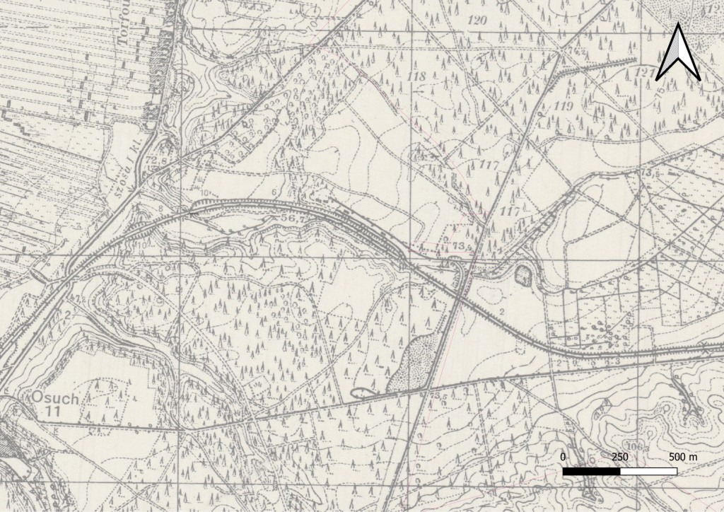 Czarno - biała mapa z&nbsp;zaznaczonym fragmentem przebiegu toru w&nbsp;terenie