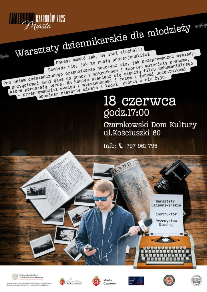 Treść plakatu z&nbsp;notesem, zdjęciami, mapą, apartem fotograficznym, maszyną do pisania i&nbsp;mężczyzną z&nbsp;mikrofonem i&nbsp;słuchawkami w&nbsp;formie kolażu