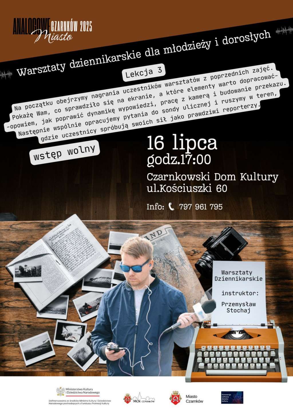 Treść plakatu z&nbsp;notesem, zdjęciami, mapą, aparatem fotograficznym, maszyną do pisania i&nbsp;mężczyzną z&nbsp;mikrofonem w&nbsp;ręku i&nbsp;słuchawkami na&nbsp;uszach w&nbsp;formie kolażu