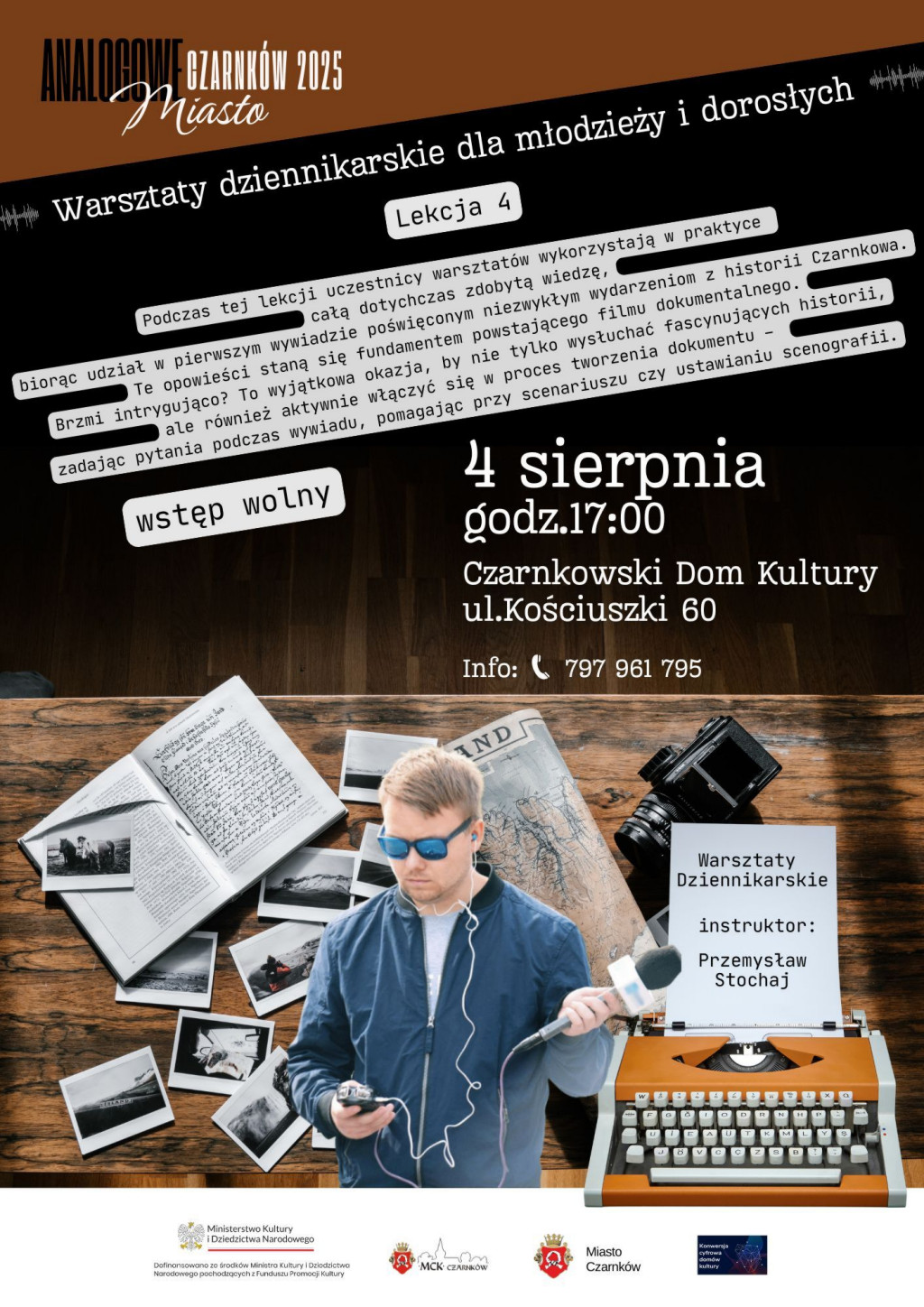 Treść plakatu z&nbsp;notesem, zdjęciami, mapą, aparatem fotograficznym, maszyną do pisania i&nbsp;mężczyzną z&nbsp;mikrofonem w&nbsp;ręku i&nbsp;słuchawkami na&nbsp;uszach w&nbsp;formie kolażu