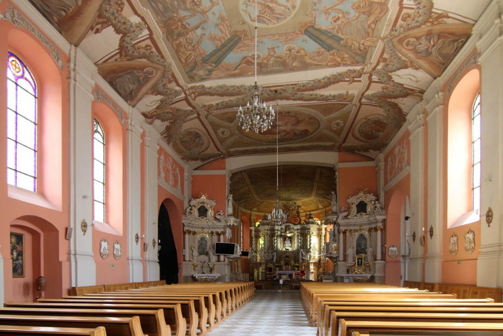 Wnętrze kościoła Narodzenia NMP w&nbsp;Lubaszu