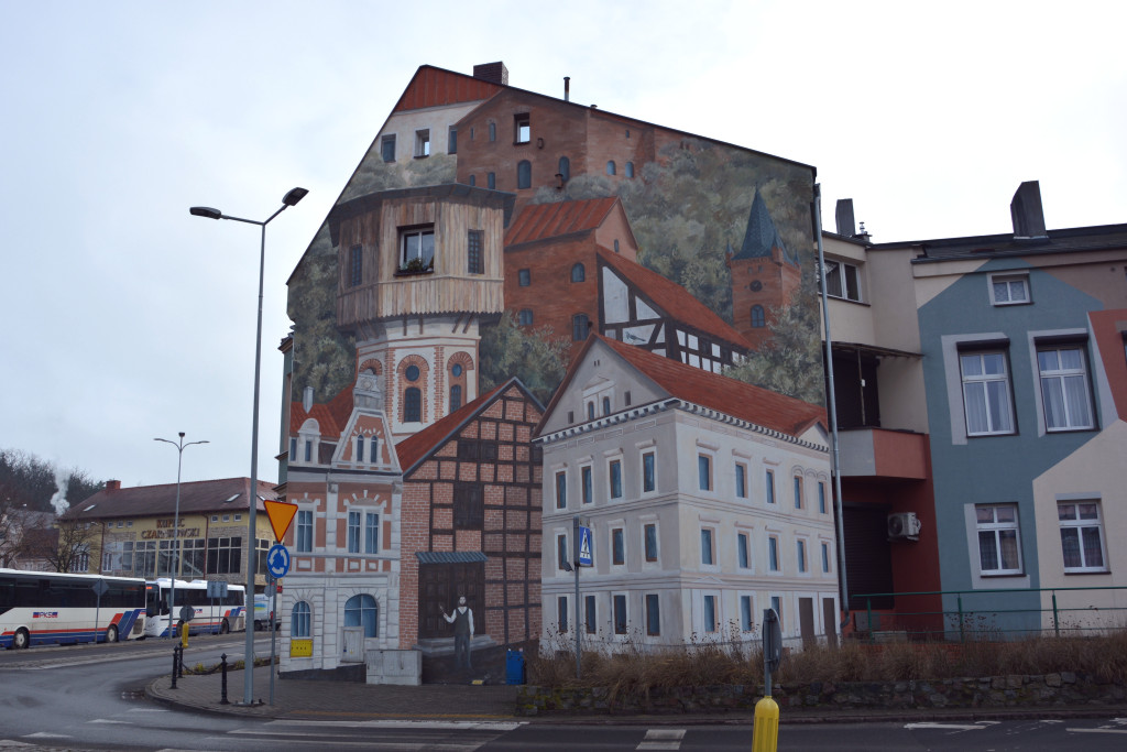 Budynki kojarzone z&nbsp;Czarnkowem przeplatane roślinnością