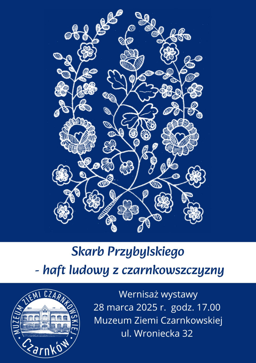 Treść plakatu na&nbsp;niebieskim tle z&nbsp;grafiką przedstawiającą białe haftowane kwiaty
