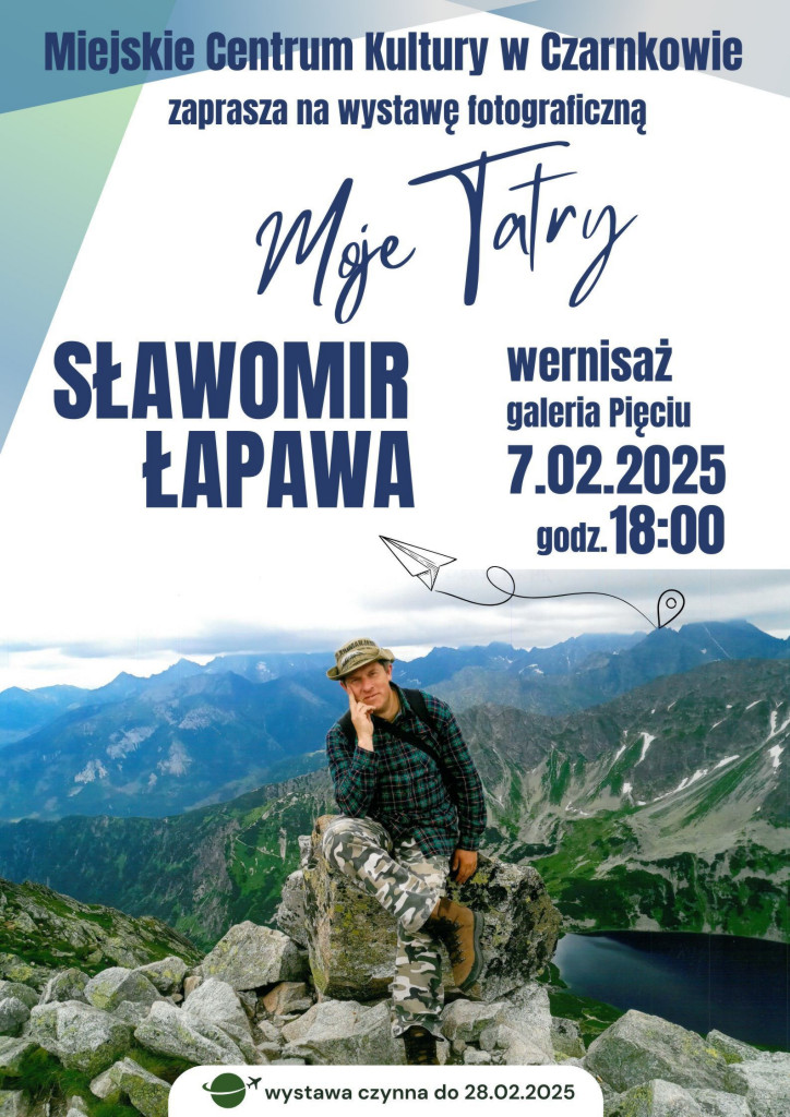 Mężczyzna siedzący na kamieniu na tle skalistych gór i stawu