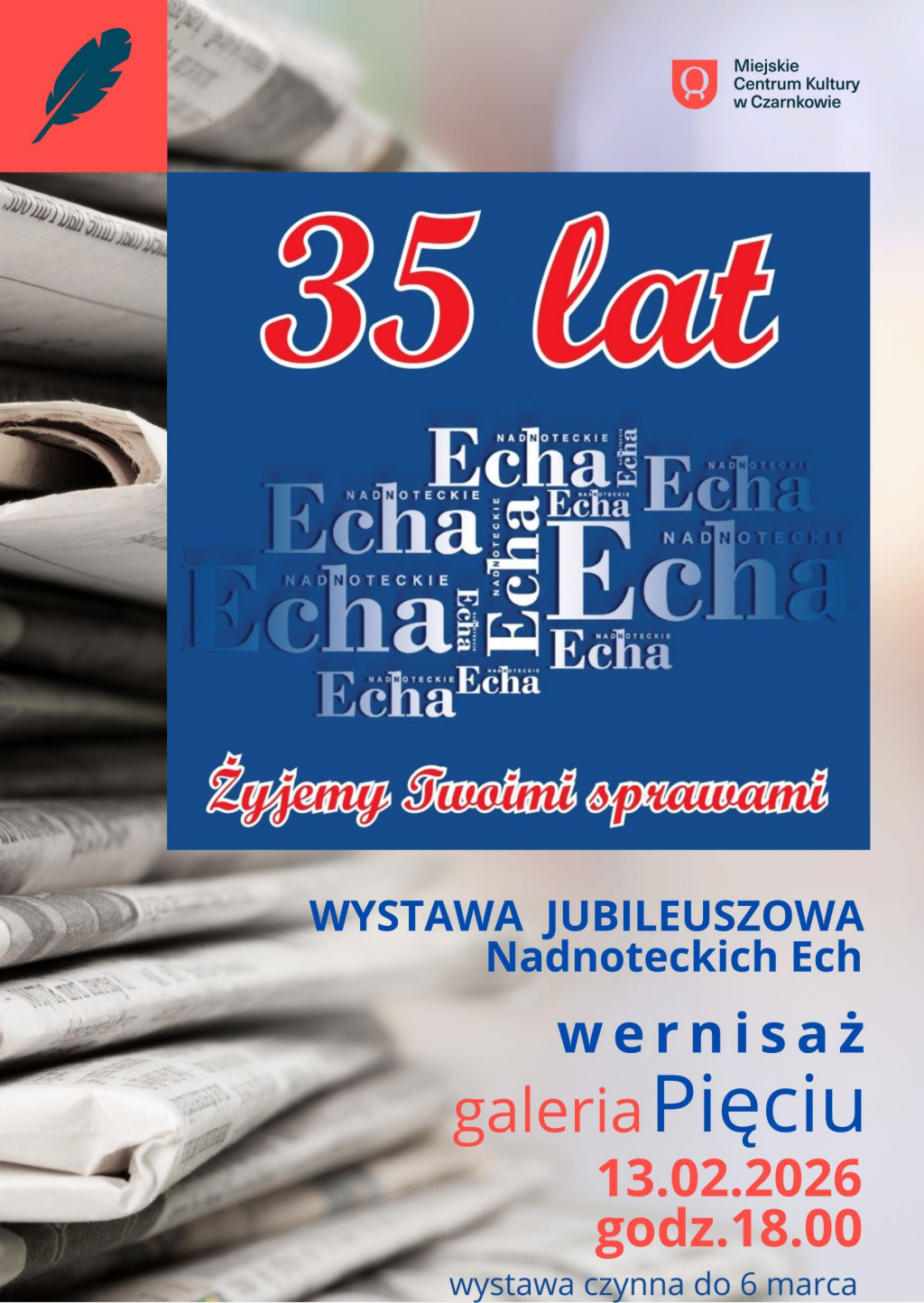Zaproszenie na&nbsp;wystawę z&nbsp;logiem Nadnoteckich Ech na&nbsp;rozmazanej fotografii sterty gazet