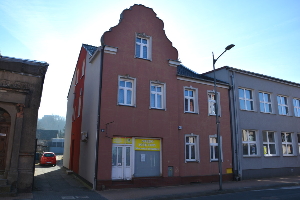 Piętrowy budynek z&nbsp;poddaszem i&nbsp;attyką