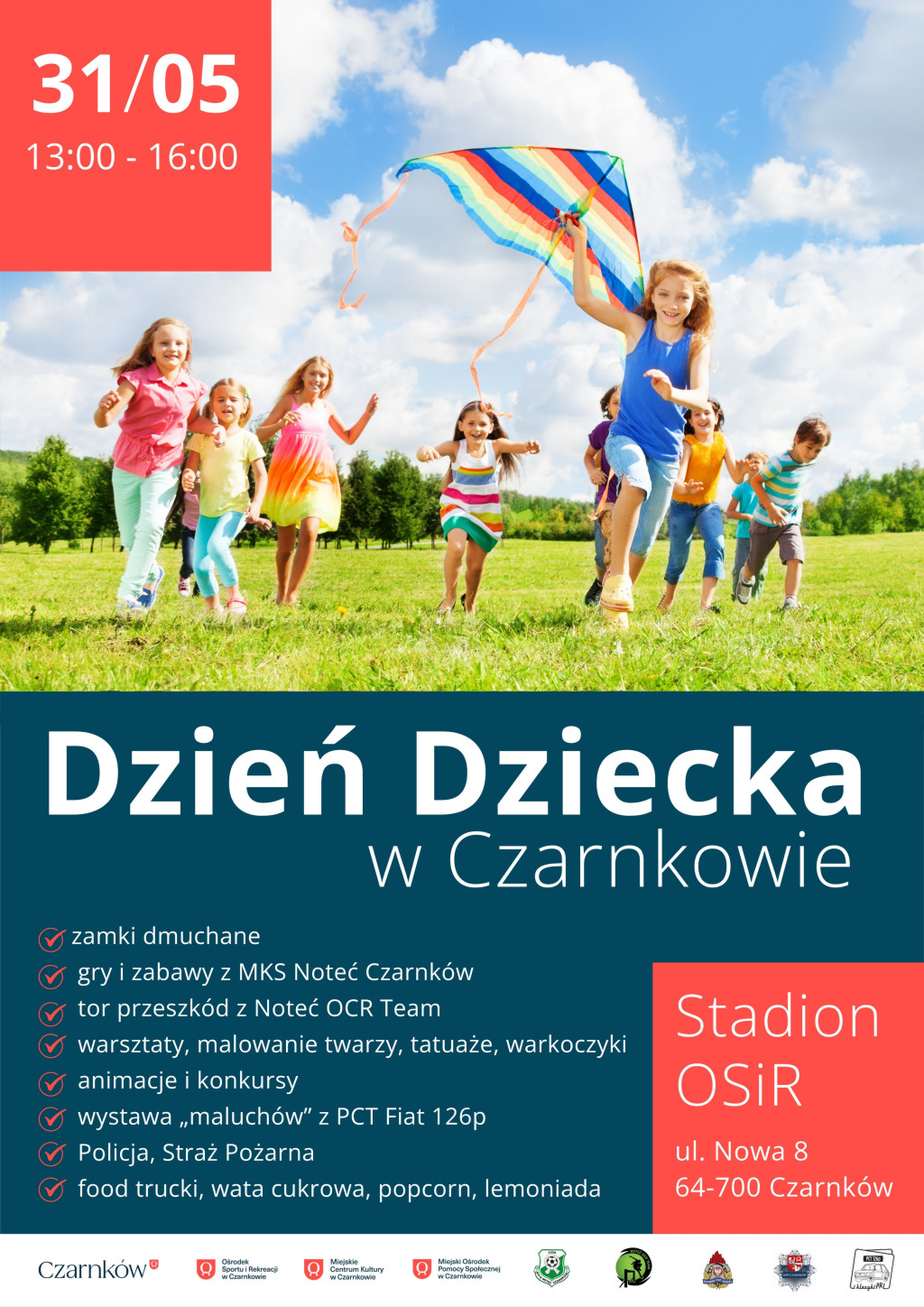Dzieci biegnące po łące za dziewczynką z&nbsp;latawcem