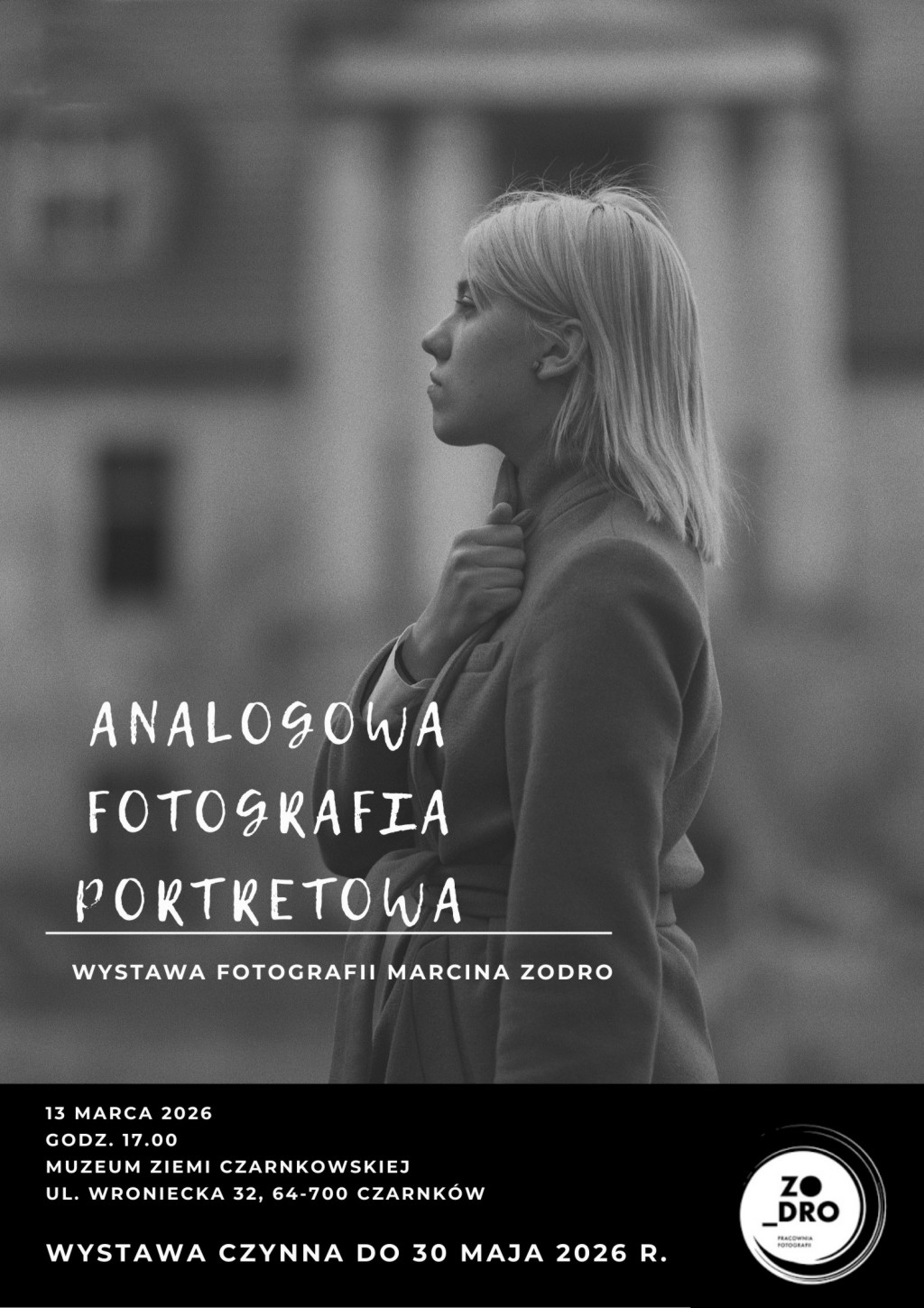 Kobieta w&nbsp;planie średnim na&nbsp;tle rozmazanego budynku z&nbsp;portykiem