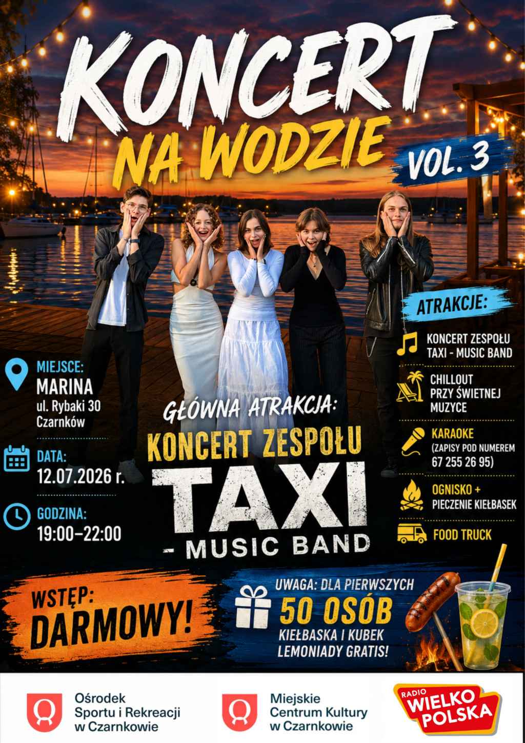 Treść plakatu ze zdjęciem trzech kobiet i&nbsp;dw&oacute;ch mężczyzn stojących nocą na&nbsp;tle przystani