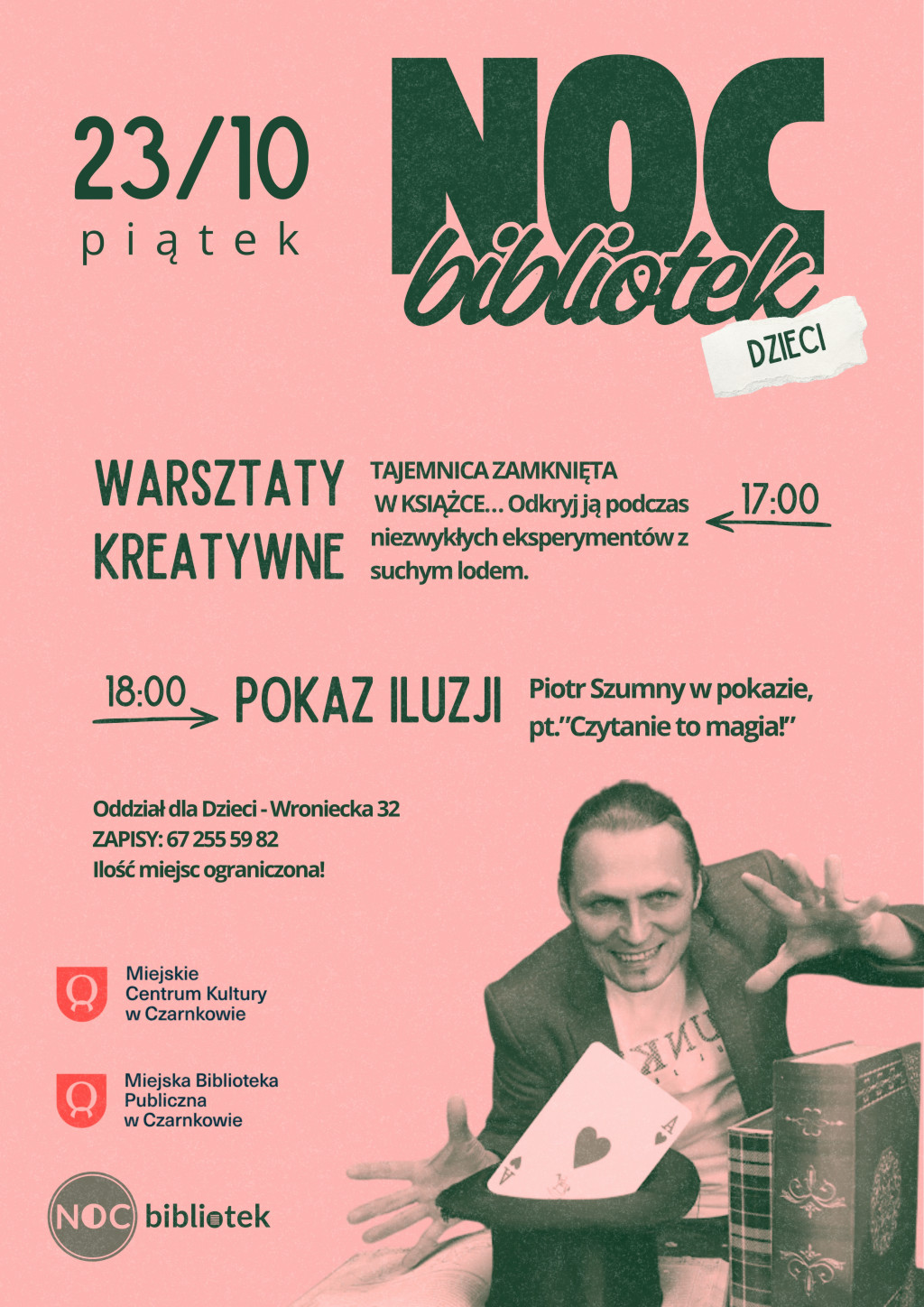 Treść plakatu z&nbsp;fotografią mężczyzny, kt&oacute;ry rozpościera ręce nad kapeluszem z&nbsp;asem kier w&nbsp;środku