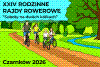 Czteroosobowa rodzina na&nbsp;rowerach na&nbsp;tle lasu i&nbsp;strumyka