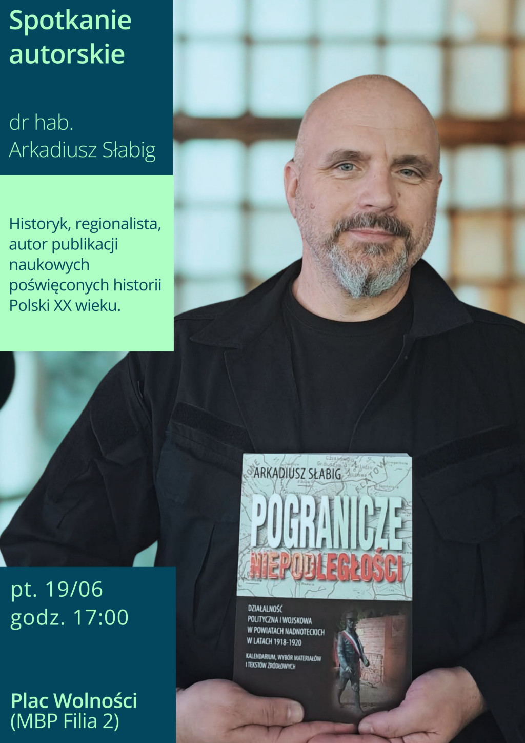 Treść plakatu na&nbsp;tle zdjęcia mężczyzny trzymającego książkę Arkadiusza Słabiga pod tytułem Pogranicze niepodległości