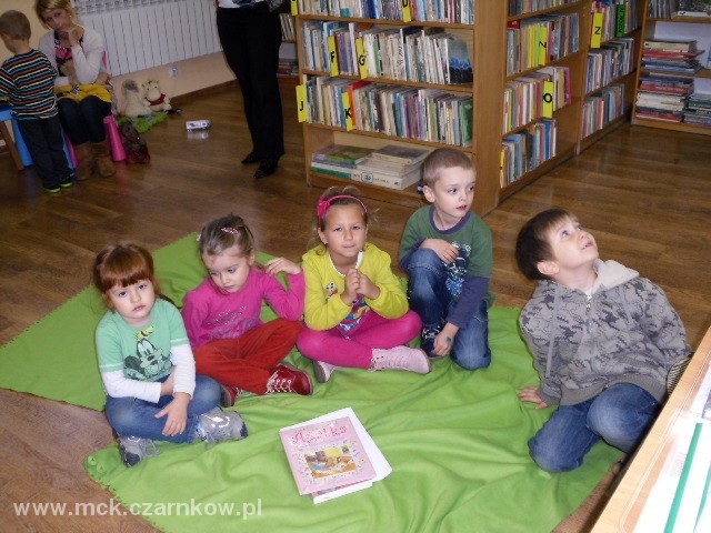 Zdjęcie 2 Siedzące dzieci na dywanie w bibliotece
