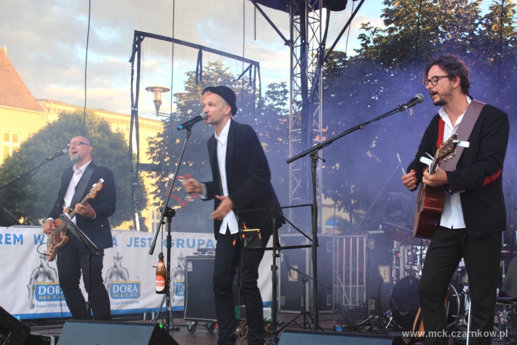 Zespół Plateau na scenie czarnkowskiego rynku