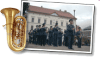 Tuba ze zdjęciem orkiestry na tle czarnkowskiego Ratusza