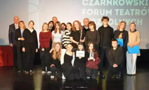 Nagrodzeni uczestnicy XXXIX Czarnkowskiego Forum Teatrów Szkolnych na scenie