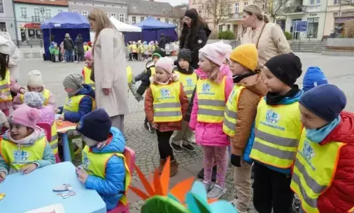 Dzieci przy staolikach, na których wykonywane są ozdoby świąteczne
