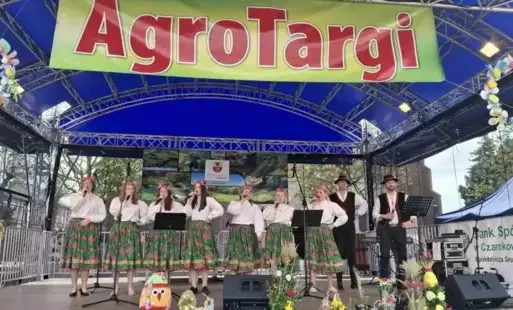 Na scenie śpiewających siedem kobiet i dwóch mężczyzn w straojach ludowych