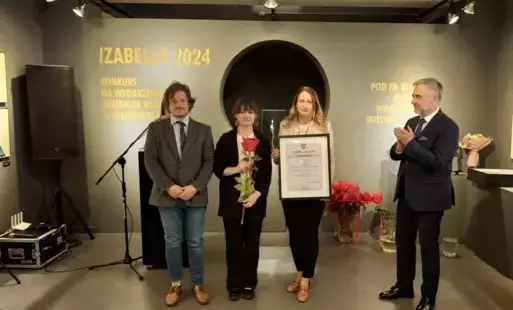 Pracownicy Muzeum Ziemi Czarnkowskiej z nagrodą w towarzystwie marszałka województwa wielkopolskiego Marka Woźniaka