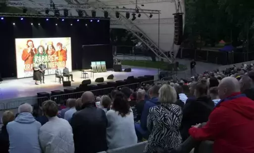 Amfiteatr z widownią oglądającą występ kabaretu