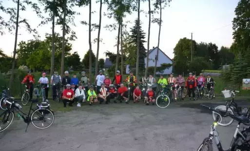 Rowerzyści ustawieni w dwóch rzędach do wspólnego zdjęcia