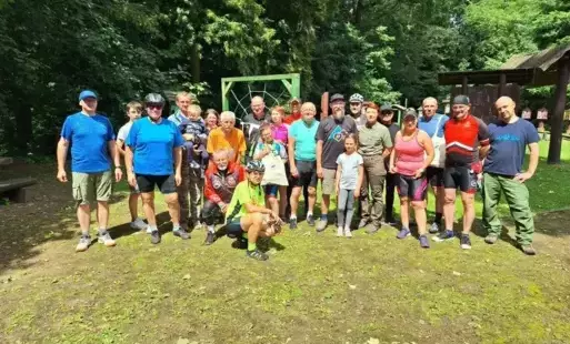 Rowerzyści ustawieni do wspólnego zdjęcia