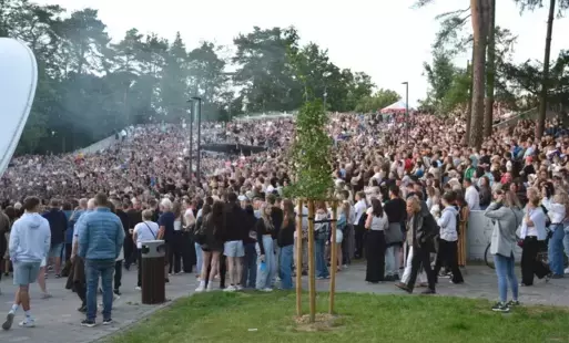 Amfiteatr szczelnie wypelniony widzami