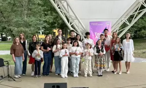 Uczestnicy konkursu ustawieni w dwóch rzędach na scenie amfiteatru