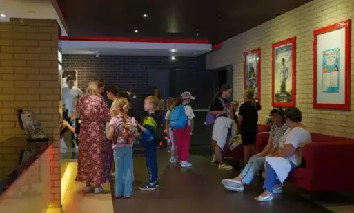 Grupa dzieci na kinowym korytarzu