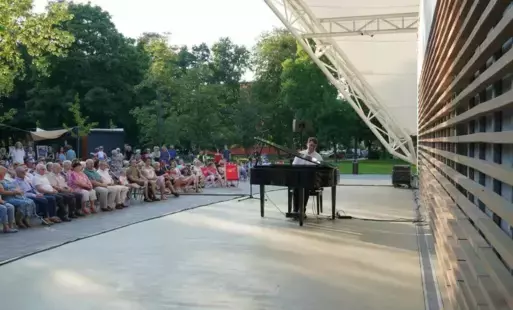 Pianista z publicznością w tle