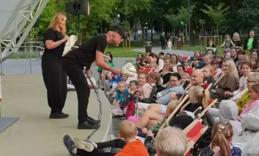 Aktorzy pochylający się ze sceny nad widownią