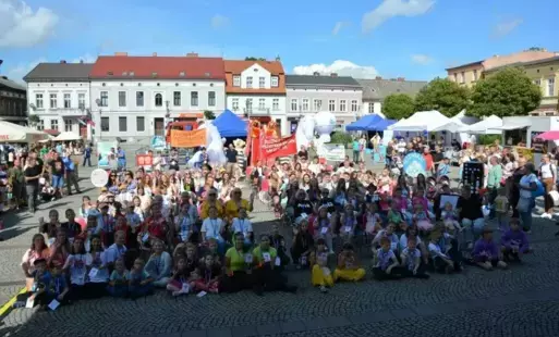 Wspólna fotografia bliźniąt przybylych na dwudziestą piątą edycję Dnia Spieczonego Bliżniaka