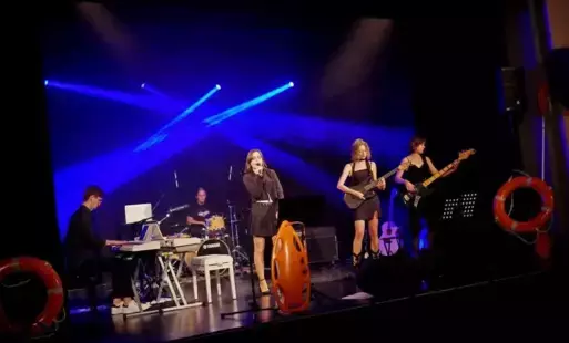 Trzy kobiety i dwóch mężczyzn z instumentami na scenie
