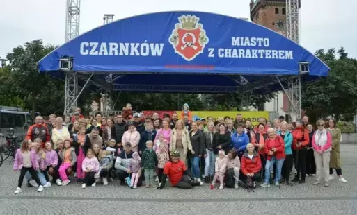 Wspólna fotografia 89 osób biorących udział w Europejskim Dniu bez Samochodu