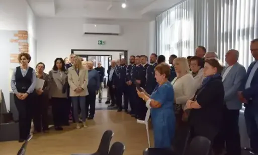 Osoby zebrane w sali, część w policyjnych mundurach