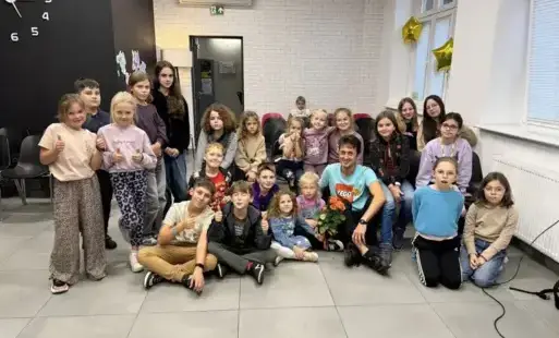 Grupa dzieci na wspólnej fotografii z dorosłym