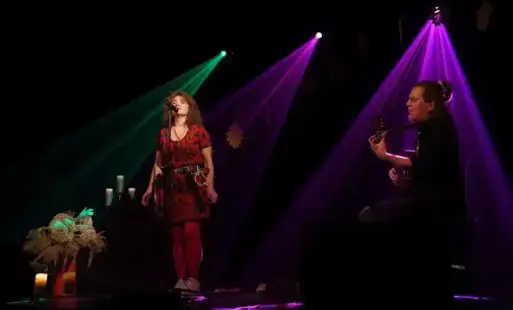 Wokalistka i gitarzysta na scenie